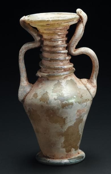 Amphorisque à panse tronconique reposant...