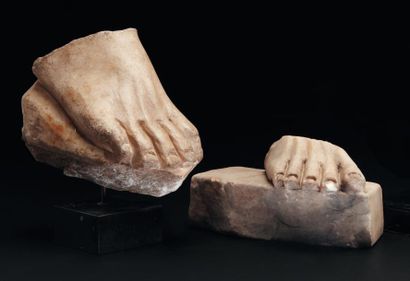 Lot composé de deux pieds droits de statues...