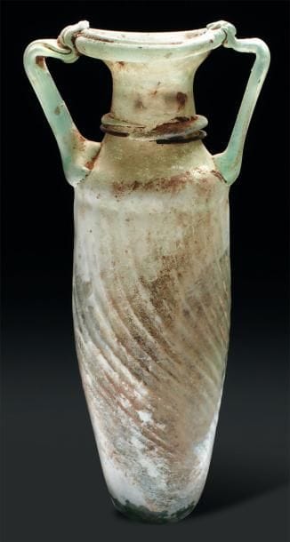 Amphorisque à haute panse ornée de fins godrons...