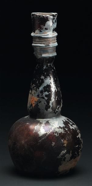Bouteille à panse sphérique surmontée d'un...