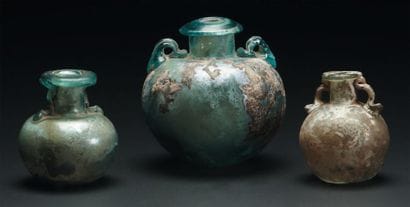 Lot composé de trois aryballes à panse sphérique...