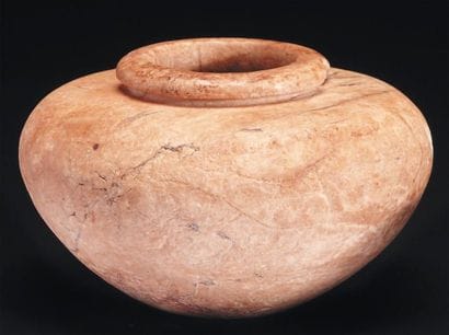 ÉGYPTE
Vase à panse lenticulaire surmontée...