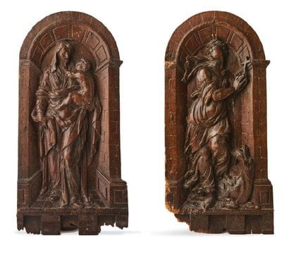 PAIRE DE PANNEAUX en noyer sculpté en fort...