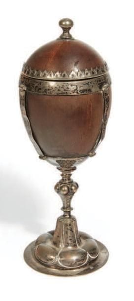 COUPE en noix de coco avec monture en argent;...