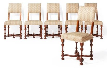 SUITE DE SIX CHAISES en noyer, pieds tournés...