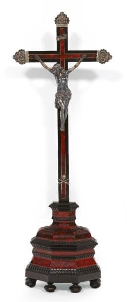 GRAND CRUCIFIX en écaille et placage d'ébène...