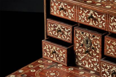 CABINET en bois exotique avec incrustations...
