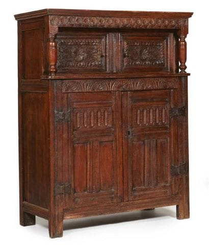 MEUBLE DRESSOIR en chêne à la partie supérieure...