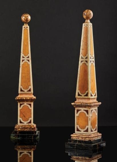 PAIRE D'OBÉLISQUES en marqueterie de marbre...