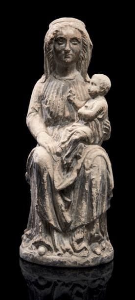VIERGE À L'ENFANT assise en pierre sculptée...