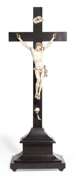 CHRIST D'AUTEL en ivoire.
XIXe siècle.
Christ:...