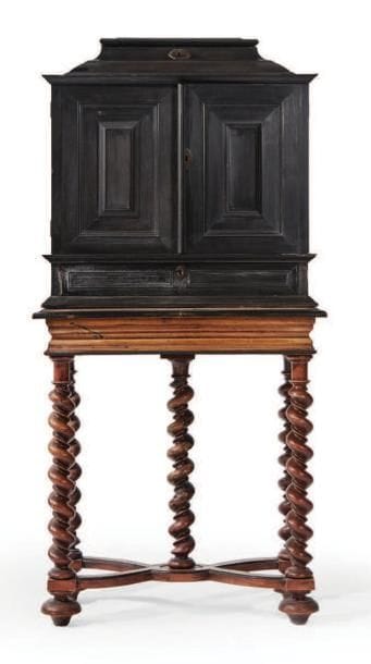 CABINET en ébène et bois noirci ouvrant à...