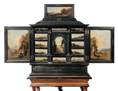CABINET en ébène et bois noirci ouvrant à...