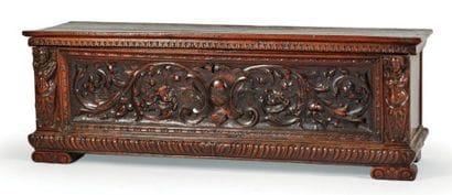 CASSONE en noyer sculpté.
Panneau longitudinal...