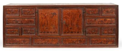 CABINET en marqueterie de bois indigènes...