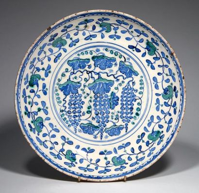 PLAT AUX GRAPPES DE RAISIN, TURQUIE OTTOMANE,...