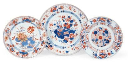DEUX ASSIETTES ET UN PLAT en porcelaine Imari...