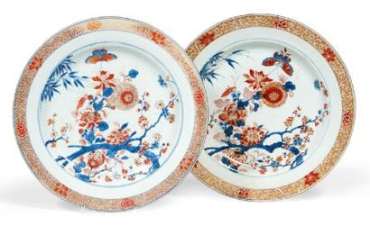 PAIRE DE PLATS en porcelaine Imari à décor...
