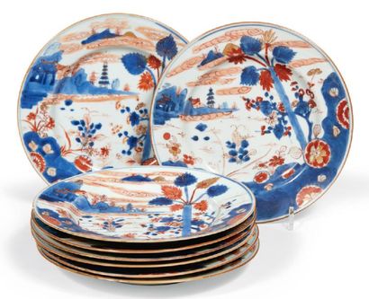 ENSEMBLE DE HUIT ASSIETTES en porcelaine...