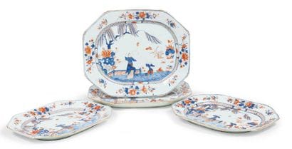 QUATRE PRÉSENTOIRS en porcelaine Imari de...