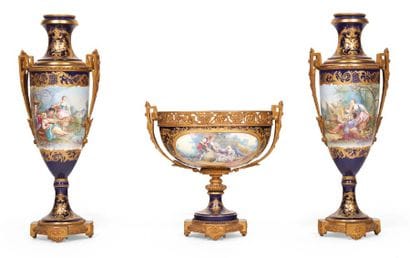 IMPOSANTE GARNITURE EN PORCELAINE DANS LE...