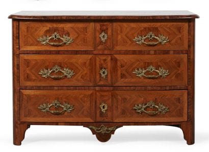COMMODE de forme cintrée en placage de noyer,...