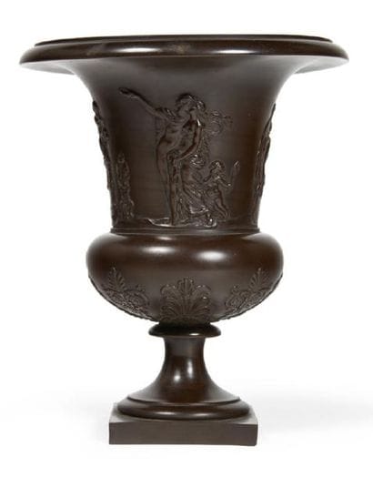 VASE MÉDICIS en faïence à l'imitation du...