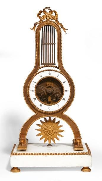 PENDULE PORTIQUE SQUELETTE en bronze ciselé,...