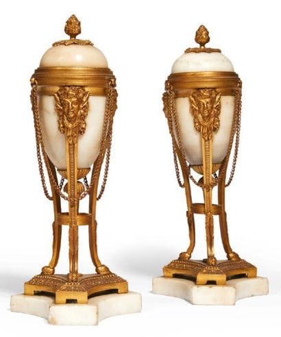 PAIRE DE CASSOLETTES ovoïdes formant bougeoirs...