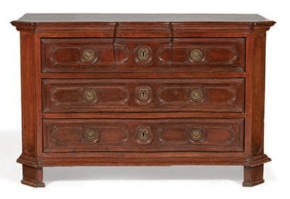 COMMODE en noyer mouluré. Montants droits...