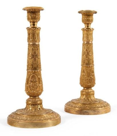 PAIRE DE FLAMBEAUX en bronze ciselé et doré,...