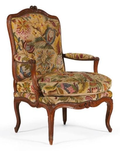 IMPORTANT FAUTEUIL À LA REINE en hêtre mouluré...