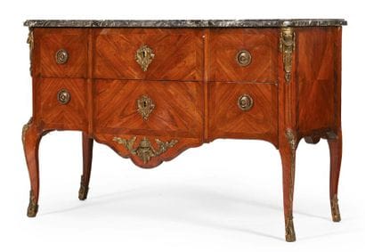 COMMODE à ressaut en placage de bois de rose...