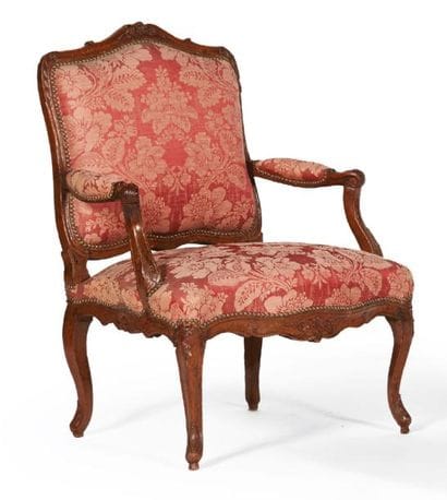 FAUTEUIL À LA REINE en bois mouluré sculpté....