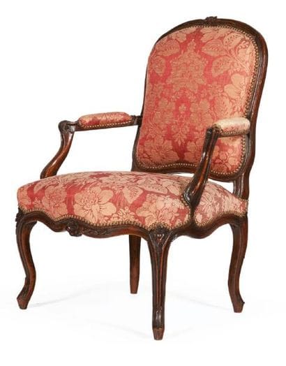 FAUTEUIL À LA REINE en bois mouluré sculpté....