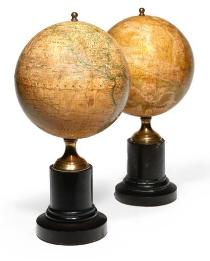 MAISON DEMARCHE À PARIS
DEUX GLOBES en bois...