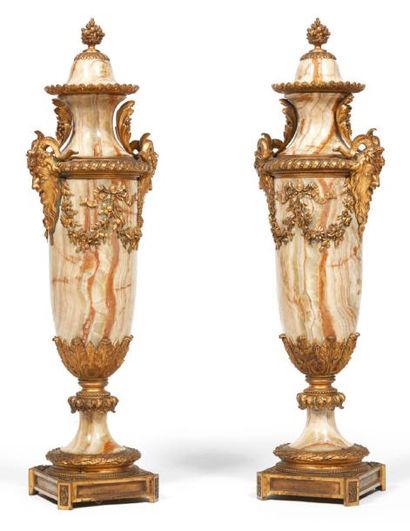 PAIRE D'IMPORTANTS VASES en onyx et riche...