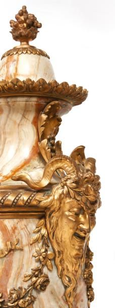 PAIRE D'IMPORTANTS VASES en onyx et riche...