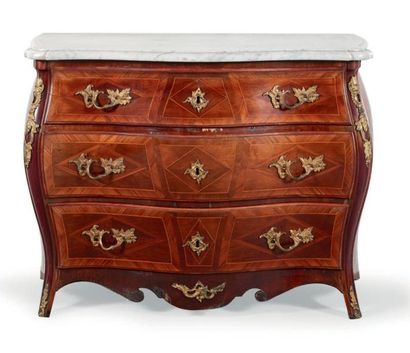 COMMODE marquetée en losanges de quartefeuilles...