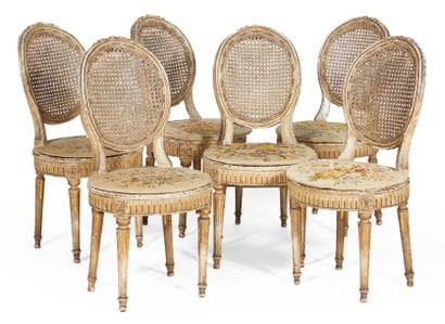 SUITE DE SIX CHAISES à fond de canne en bois...