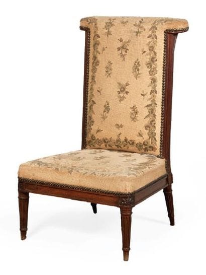 CHAISE PONTEUSE en noyer mouluré et sculpté,...