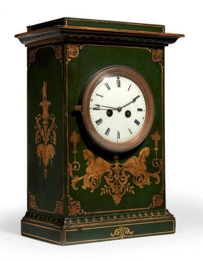 PENDULE BORNE en bois laqué vert et fin décor...