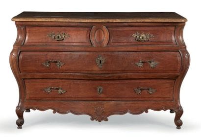 COMMODE de forme galbée en bois naturel mouluré...