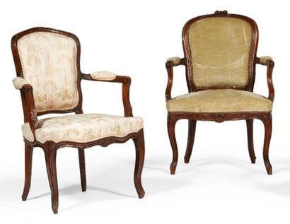 DEUX FAUTEUILS CABRIOLET en hêtre mouluré...