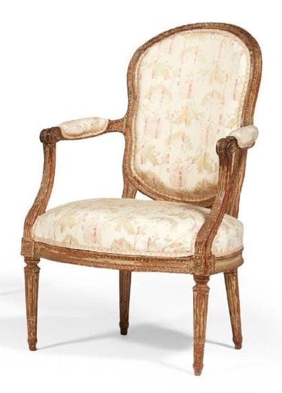 FAUTEUIL CABRIOLET en hêtre mouluré sculpté...