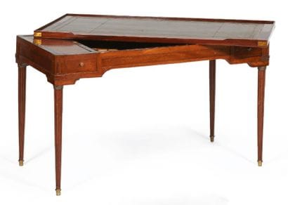 TABLE TRIC-TRAC en acajou, placage d'acajou....