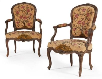 PAIRE DE FAUTEUILS CABRIOLETS en bois mouluré,...
