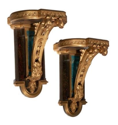 PAIRE DE CONSOLES D'APPLIQUE en bronze ciselé...