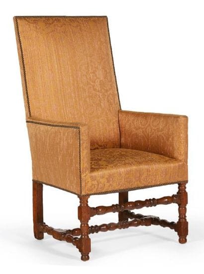 FAUTEUIL à joue plein en noyer, piétement...