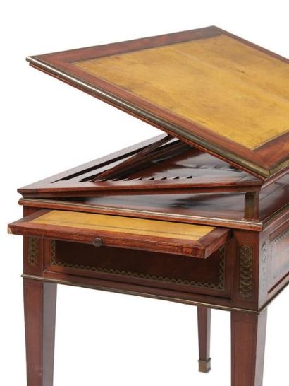 TABLE À LA TRONCHIN en placage d'acajou et...